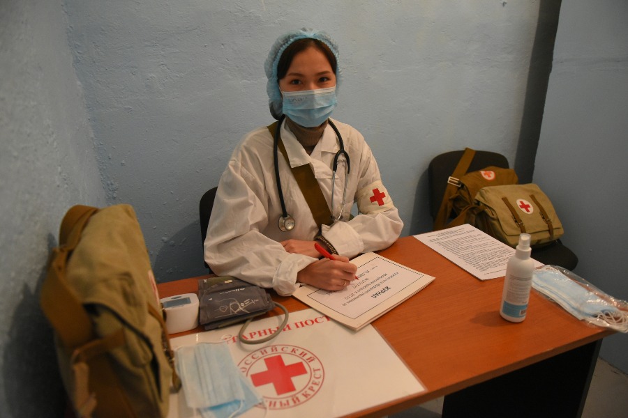 Медсестра Илона Смирнова подготовилась к осмотру людей, прибывающих в бомбоубежище