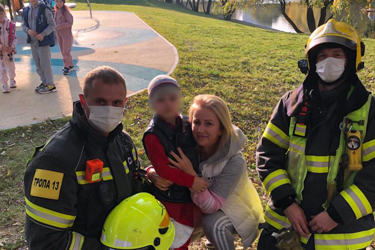 Спасатели помогли ребенку, застрявшему между стволами дерева в Москве