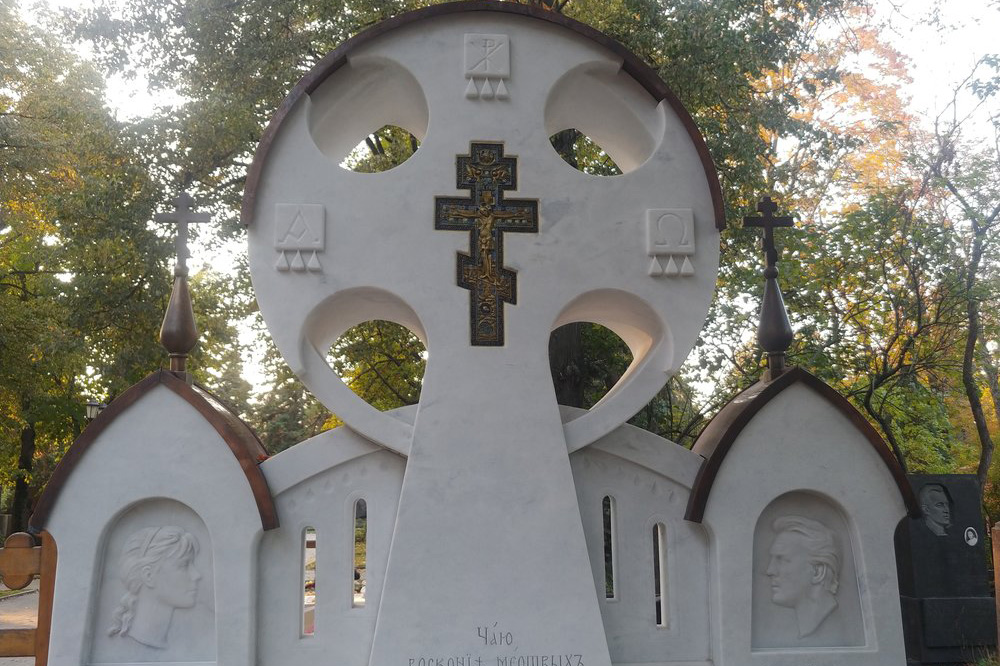 Поврежденное надгробие поэта Вознесенского отремонтировали на Новодевичьем кладбище