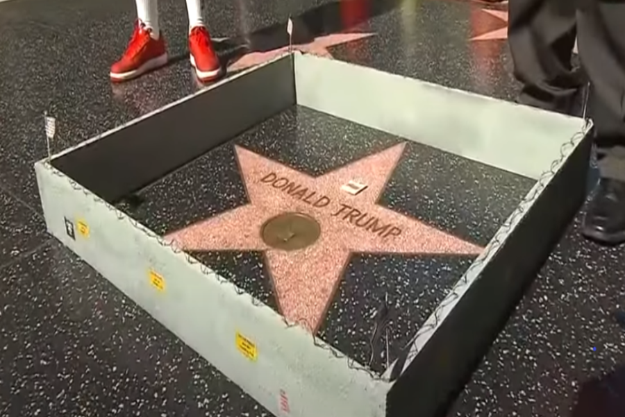 Неизвестный в костюме Халка разбил звезду Трампа на «Аллее славы»