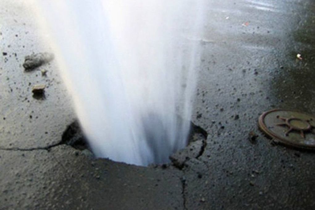 СМИ: Трубу прорвало на северо-востоке Москвы