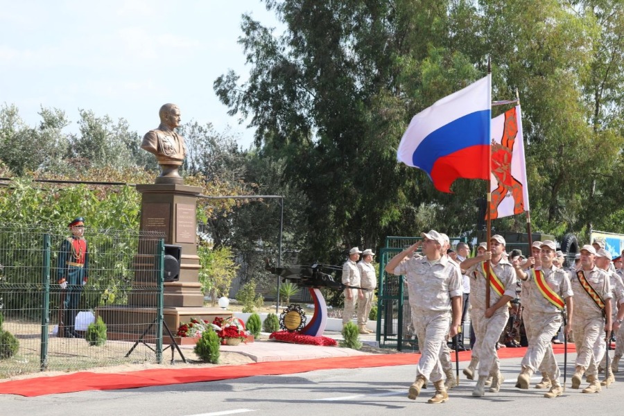 Торжественное открытие памятника Герою России полковнику Ряфагатю Хабибуллину на российской авиабазе Хмеймим в Сирии. Аэропорт Хмеймим расположен в 25 километрах к югу от Латакии