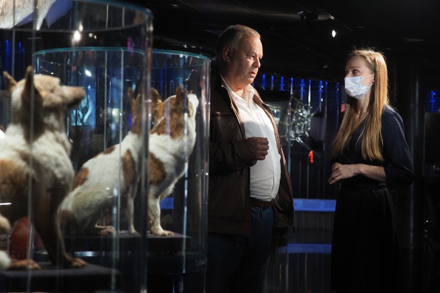 Герой СССР Александр Лавейкин и актриса Анастасия Егорова возле экспонатов «Белка» и «Стрелка» в Музее Космонавтики