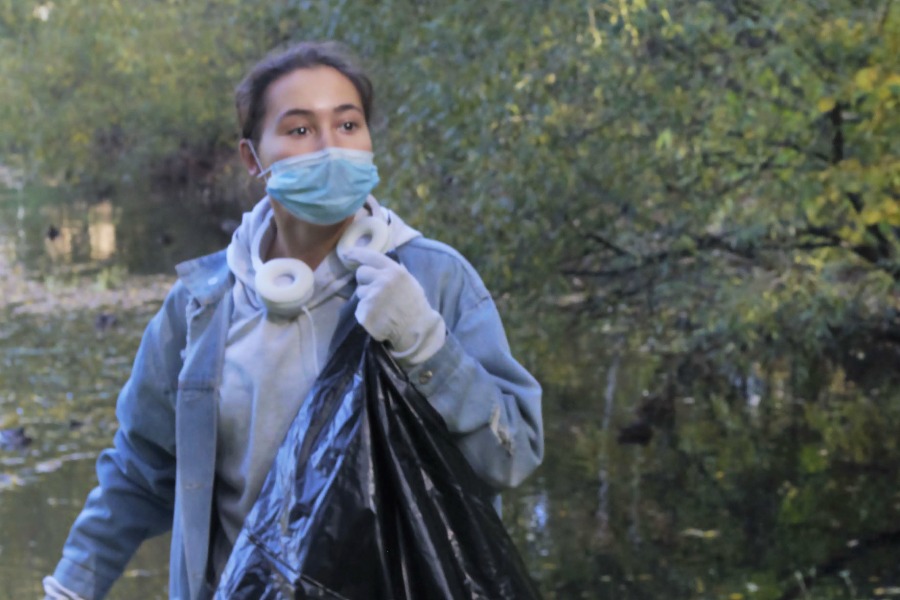 Москвичка Евгения Маркова во время экоакции «Чистый берег» в Лианозовском заказнике