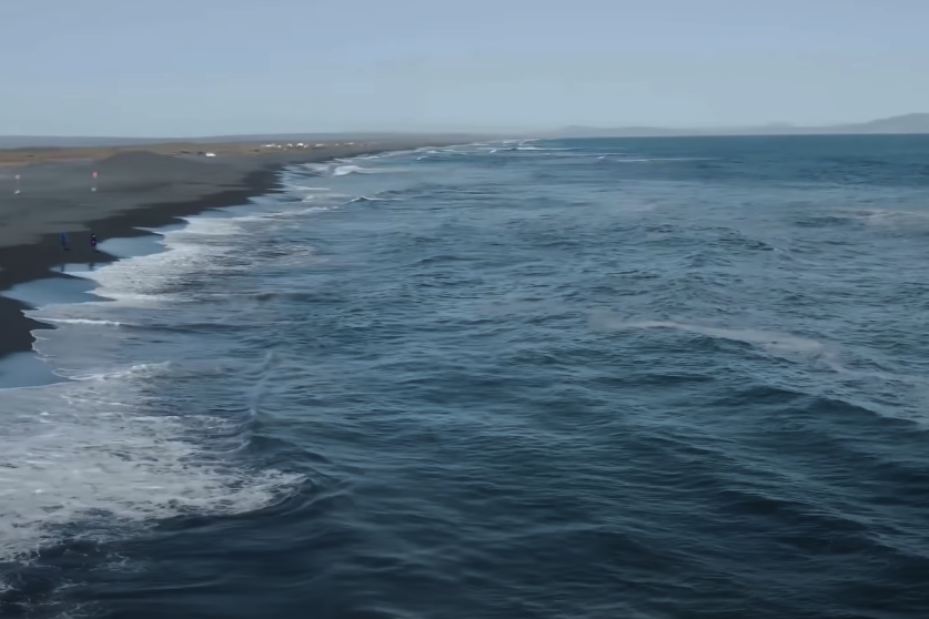 Рухнувший в озеро на Камчатке вертолет Ми-8 подняли на берег