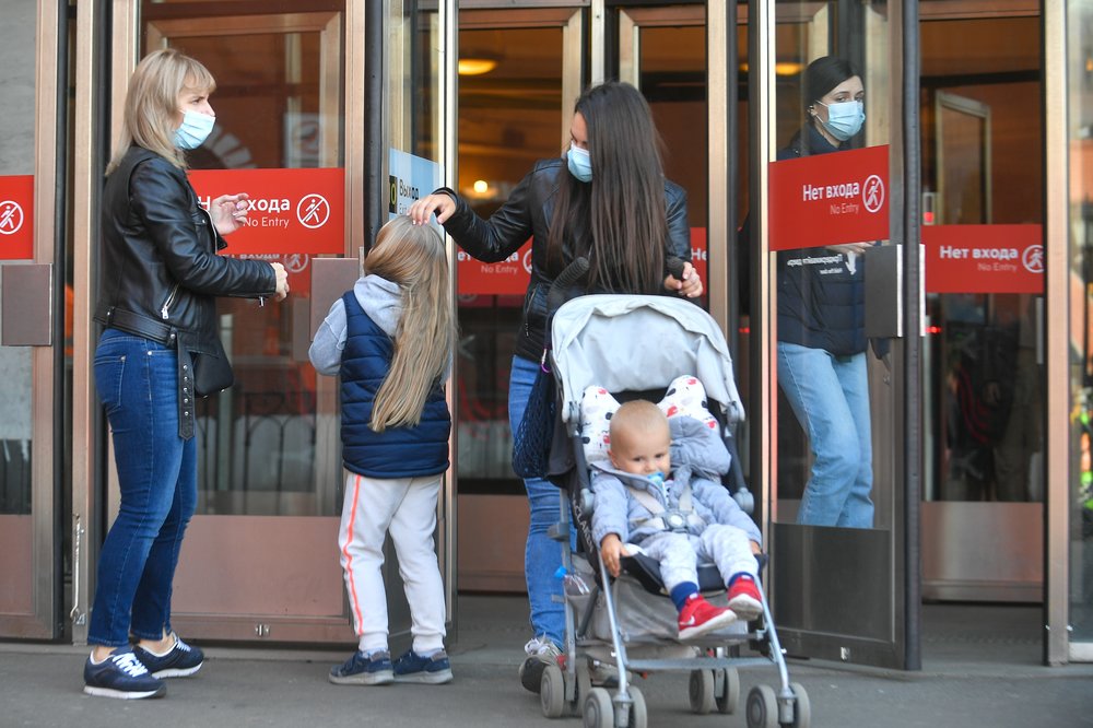 Беззаявительный порядок выплат на детей продлили в России на полгода