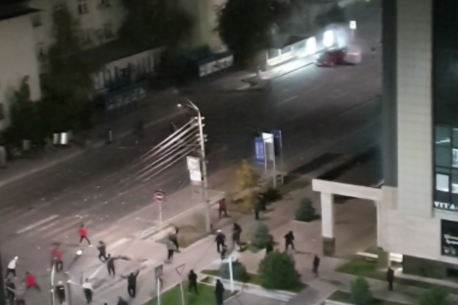 Число пострадавших во время протестов в Бишкеке силовиков увеличилось до 190