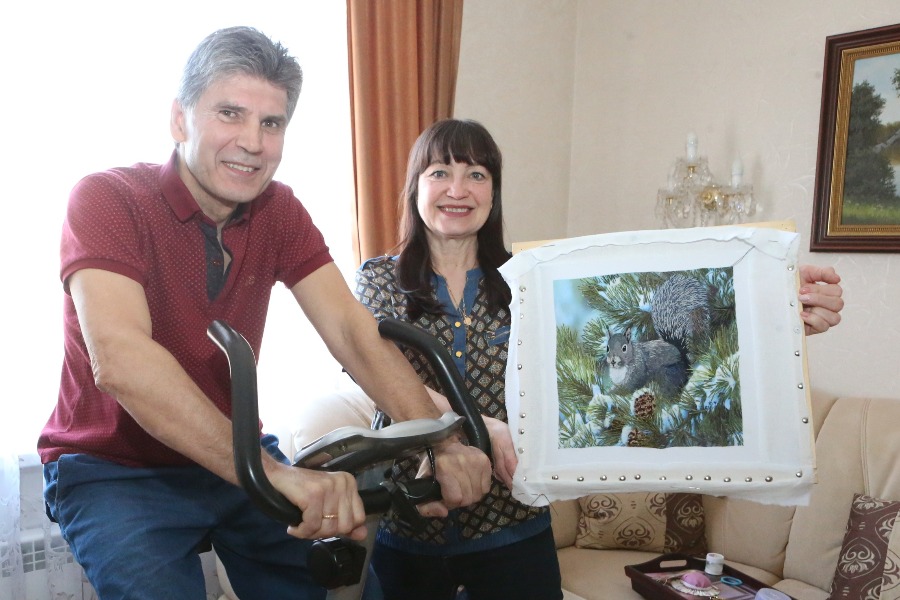 Москвичи Татьяна и Геннадий Зеленских с весны стараются как можно реже выходить из дома, но продолжают вести активный образ жизни — занимаются спортом и рукоделием