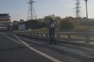 Ехавший на самокате по МКАД с ребенком мужчина возмутил Сеть