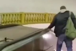 Пассажир Московского метрополитена перепутал эскалаторы и попал на видео