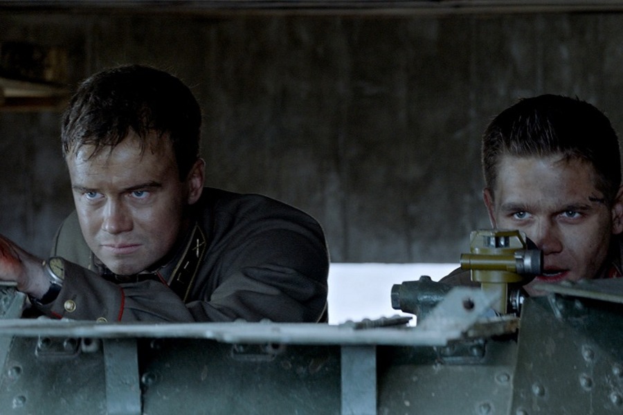 Кадр из фильма «Подольские курсанты». Лейтенант Алешкин (Алексей Бардуков) — слева — и курсант Лавров (Артем Губин) ведут огонь по врагу