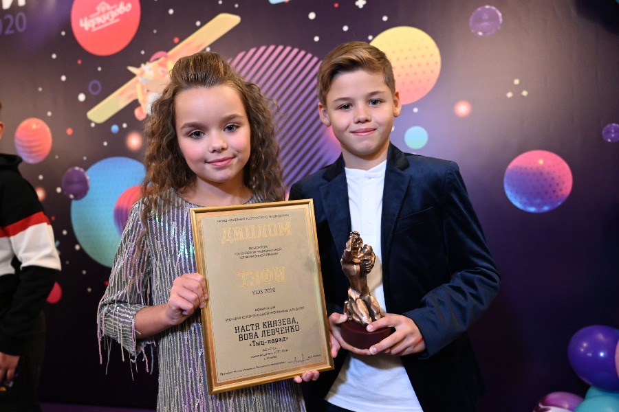 Восходящие звезды отечественного телевидения Настя Князева и Вова Левченко получили заветную награду. Юные артисты победили в номинации «Ведущий телевизионной программы для детей»