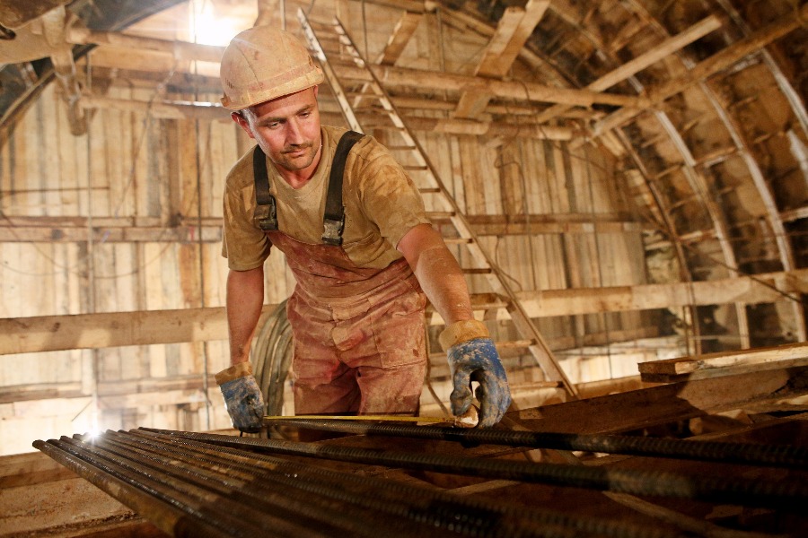 Проходчик строительно-монтажного управления № 6 Мосметростроя Николай Цыплов укладывает арматуру на станции «Рижская» Большой кольцевой линии метрополитена