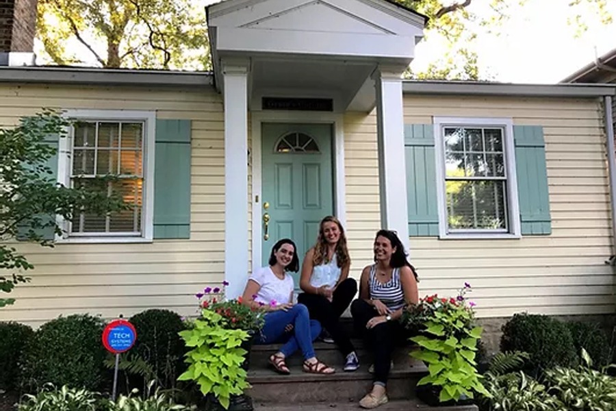 Грейс Гронер сумела разбогатеть на акциях. Ее дом по завещанию передали колледжу, где она училась