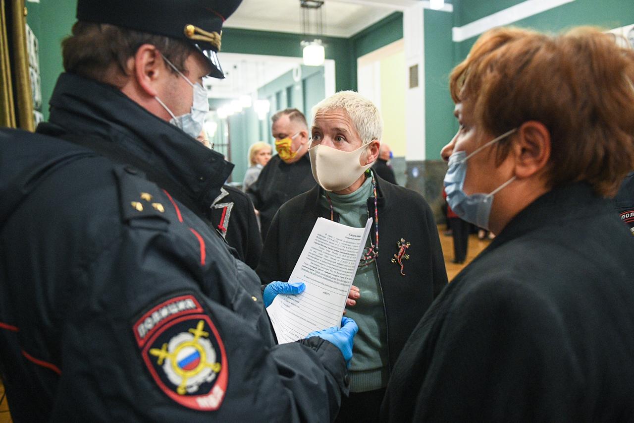 Инспекторы ОАТИ провели беседы с пожилыми гостями театров, нарушающими  домашний режим