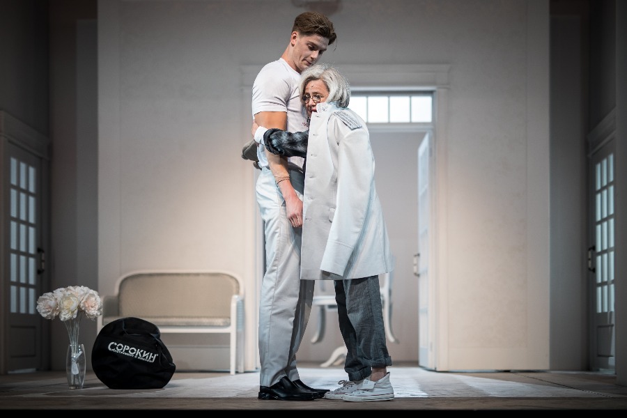 Актер Сергей Новосад в роли Сергея Филатова и народная артистка России Марина Неелова в роли его матери Марины Филатовой — главной героини спектакля «Собрание сочинений» в постановке Виктора Рыжакова по пьесе Евгения Гришковца. Она была написана специально для «Современника»