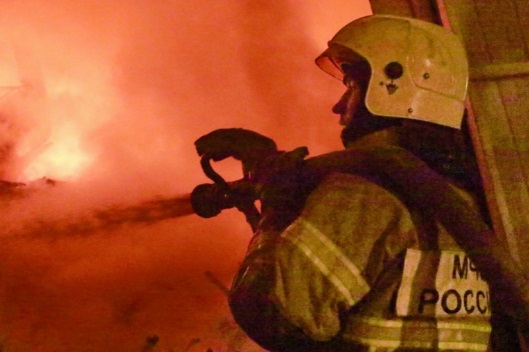 Склад с кожаным сырьем загорелся на площади 1200 «квадратов» в Приморье