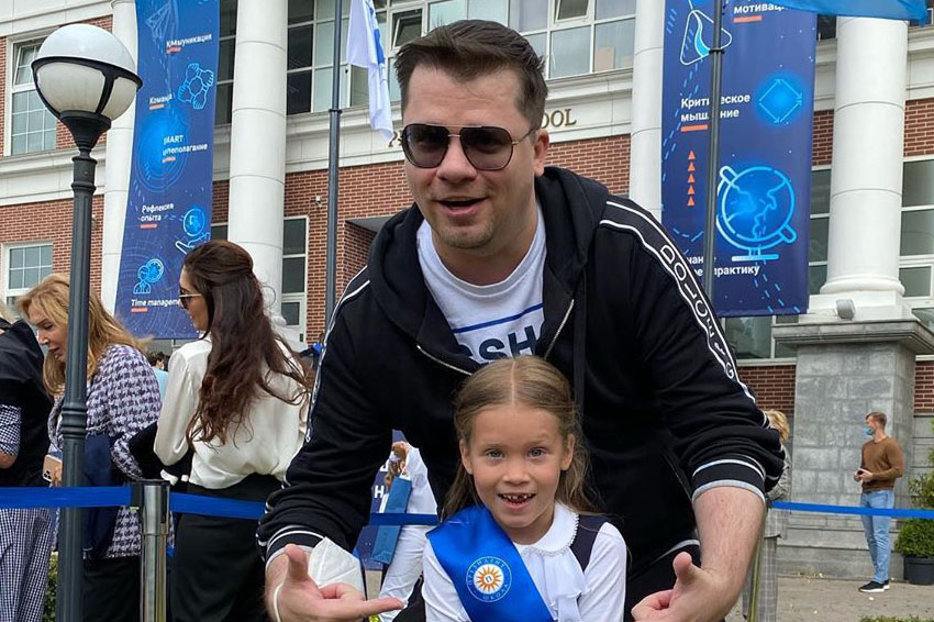 «По одному шаблону»: Харламов ответил на слухи о новых отношениях