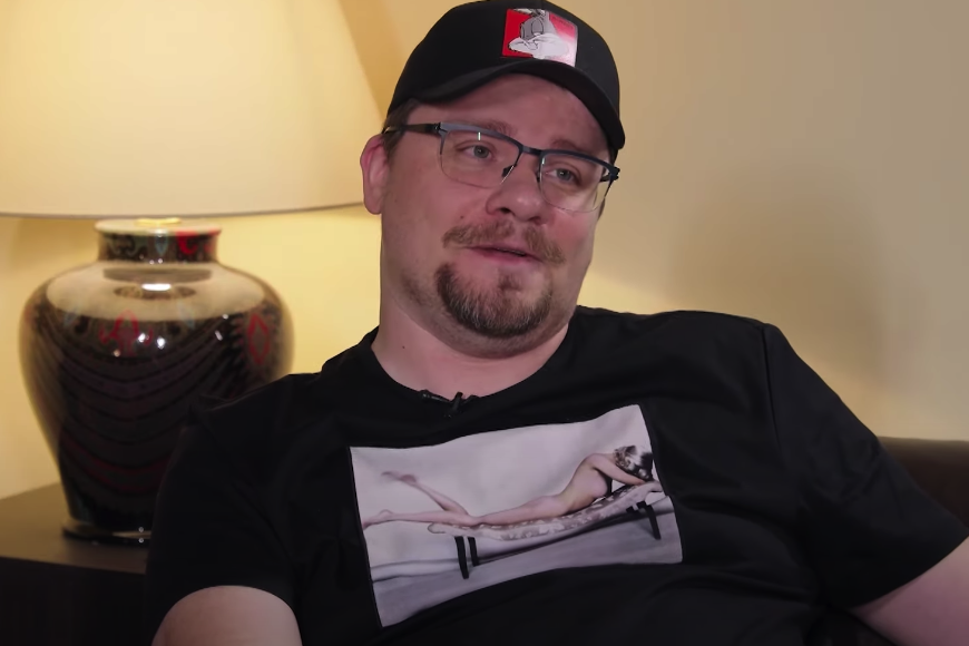 «Все трачу на одежду»: Харламов пошутил о своих доходах