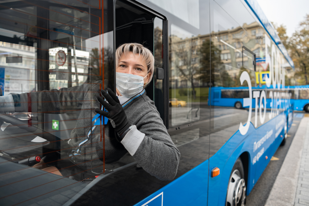 На маршрут М4 — от станции метро «Озерная» до станции метро «Октябрьская» — вышел 500-й электробус. За рулем нового экологичного и комфортного вида транспорта водитель Марина Шибаева