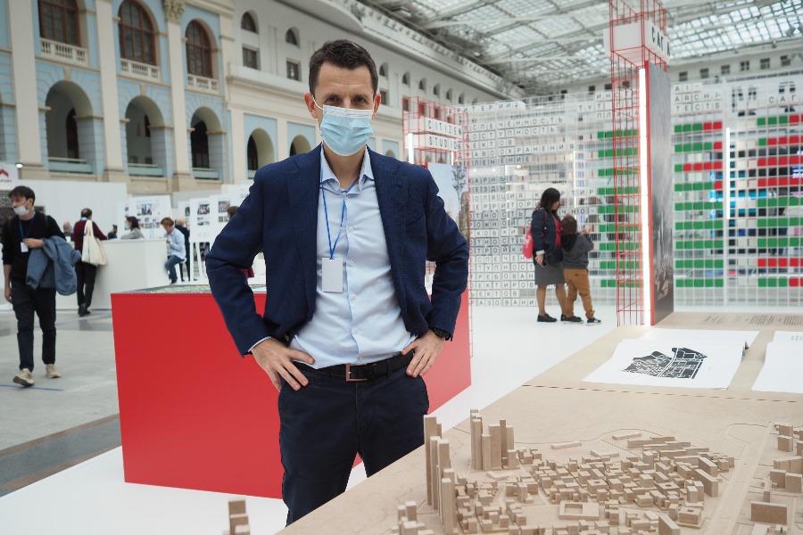 Главный архитектор Москвы Сергей Кузнецов возле макета жилого квартала столицы на стенде Москомархитектуры на XXV Международной выставке архитектуры и дизайна «АРХ Москва»