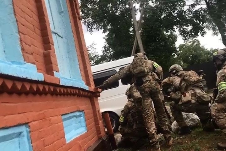 Двух вооруженных бандитов нейтрализовали в Чечне