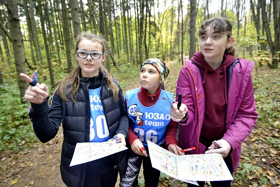 Участницы соревнований Ирина Муравская, Варвара Бачурина и Евгения Кравченко (слева направо) решили пройти дистанцию в команде, чтобы было веселее и проще