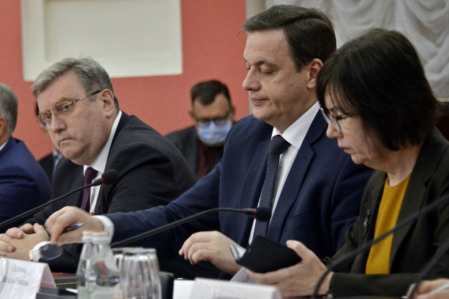 Проректор МПГУ Наталья Склярова, директор Департамента подготовки и профессионального развития педагогических кадров Минпросвещения РФ Андрей Милехин, ректор МПГУ Алексей Лубков, член Совета Федерации Сергей Михайлов и первый проректор МПГУ Виктор Дронов (справа налево) на форуме, посвященном молодым учителям