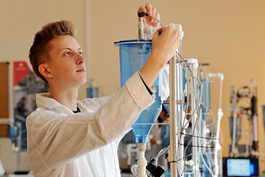 1 октября 2018 года. Учащийся Политехнического колледжа имени Павлова Даниил Соболев. Его специальность — акватроника, одно из направлений в рамках учебной программы «Автоматизация технологических процессов и производств». Технические специалисты на рынке все более востребованы, система образования реагирует на запросы работодателей