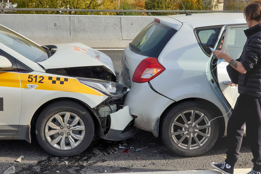 Более 40 процентов попавших в ДТП в Москве таксистов приехали из СНГ