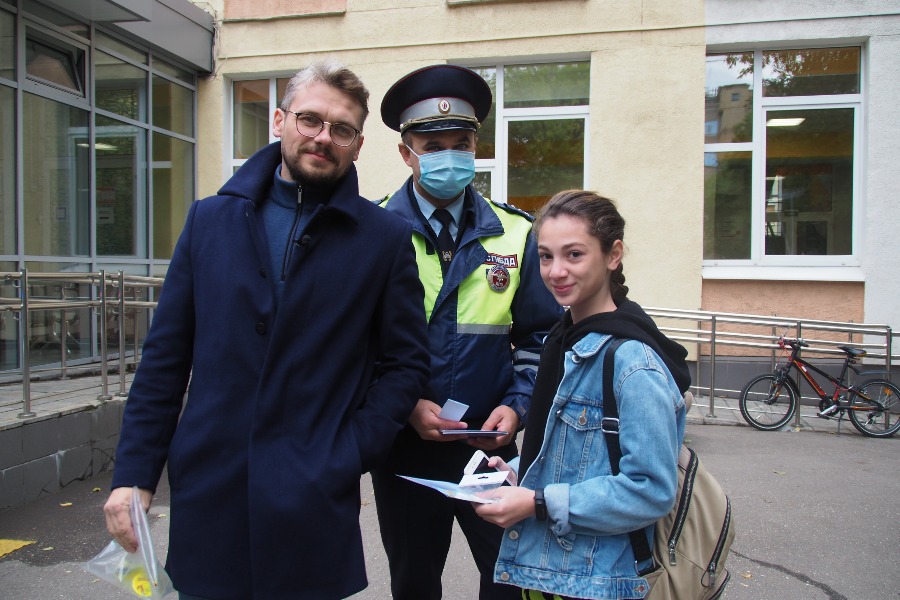 Актер Николай Иванов (слева), инспектор ГИБДД Андрей Мещенцев и Милена Тоноян