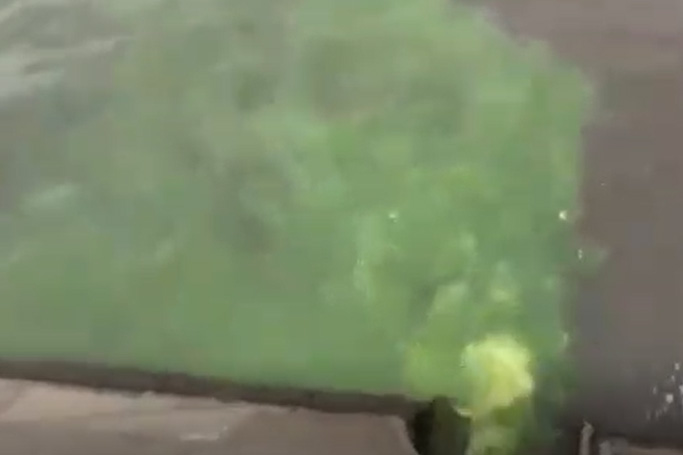 В МЧС прокомментировали видео со сбросом кислотно-зеленой воды в Москву-реку