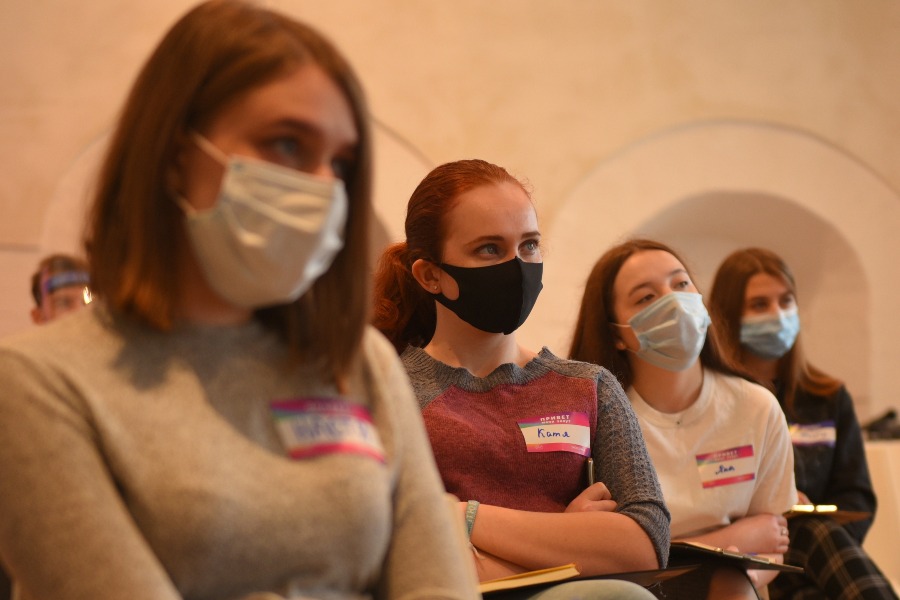 Участницы образовательной программы школы «Наследники MEDIA» (слева направо) Анастасия Левитина, Екатерина Филиппова и Яна Паршина слушают лекцию о разработке медиастратегии. Впоследствии девушки собираются представить собственные социальные проекты