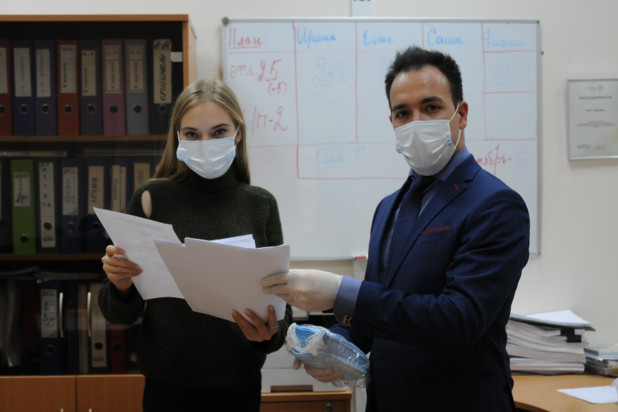 Управляющий партнер столичной юридической компании Руслан Авдеев и младший юрист Ирина Булдакова — одни из немногих сотрудников, которые остались работать в офисе. Большую часть специалистов компания перевела на удаленный режим