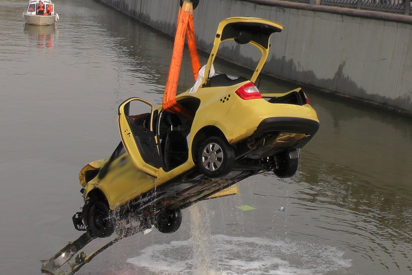 Такси выехало с проезжей части в реку в центре Москвы