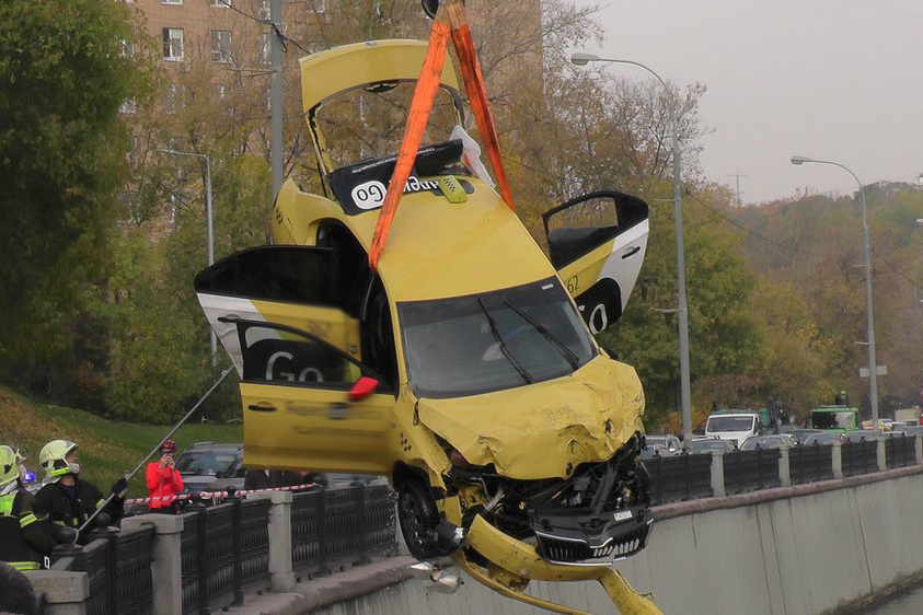 Водитель упавшего в реку такси в Москве погиб