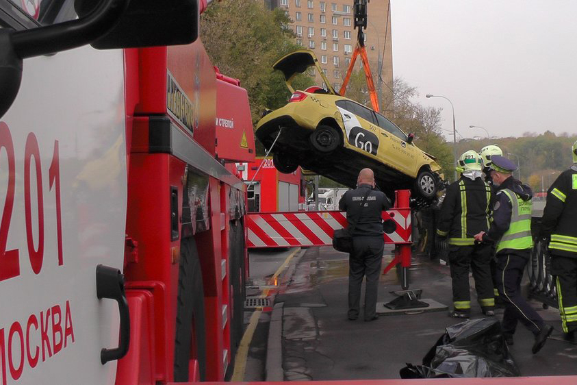 Движение в центре Москвы затруднено из-за упавшего в воду такси