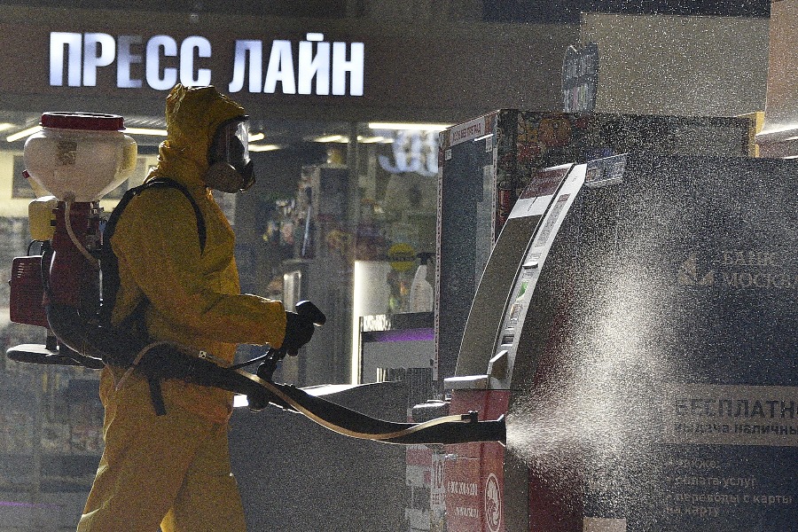 Сотрудник центра МЧС «Лидер», старший лейтенант внутренней службы Сергей Львов обрабатывает дезинфицирующим раствором банкомат в здании Киевского вокзала. В период пандемии спасатели уделяют особое внимание чистоте общественных пространств