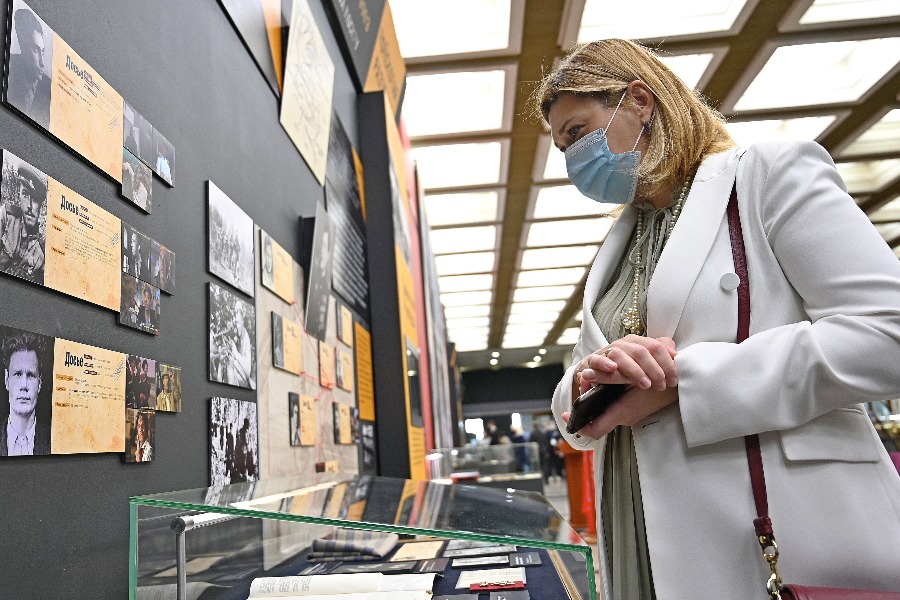 Посетительница выставки Наталья Цейзер рассматривает фотографии разведчиков