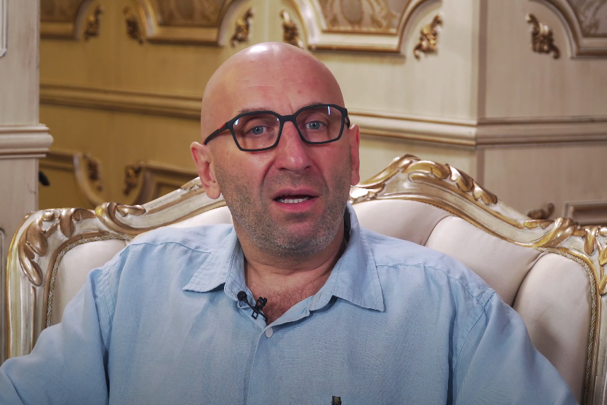 Семейный психолог Сатья Дас назвал три правила поведения женщины с мужчиной