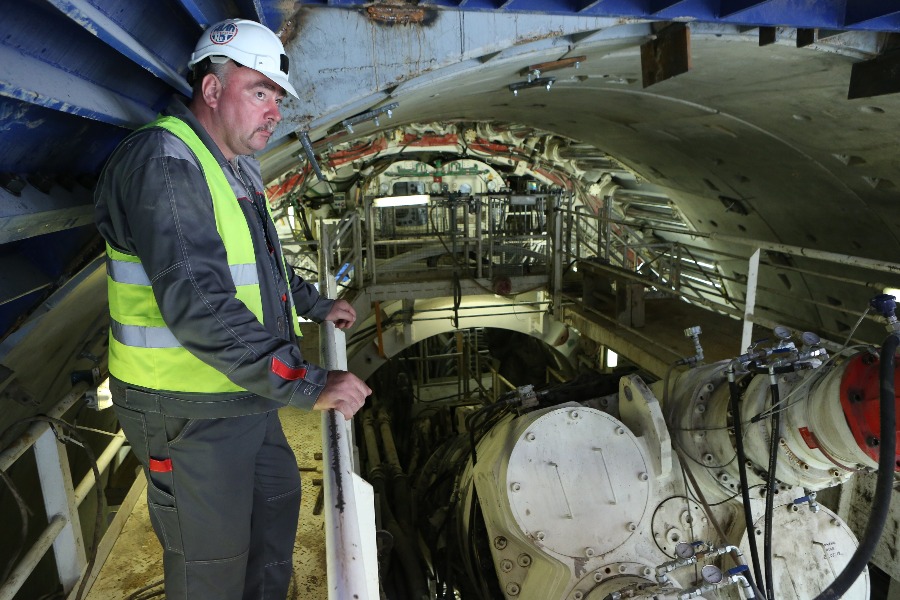  Александр Козлов у проходческого щита «Лилия», который на тот момент проложил двухпутный тоннель на Кожуховской линии