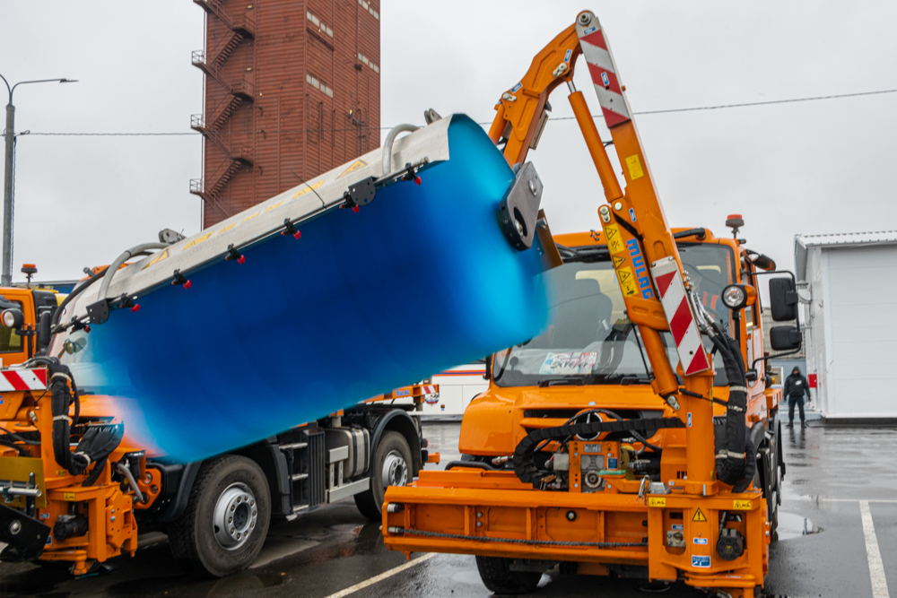 Порядка двух тысяч уборочных машин ежедневно очищают столицу