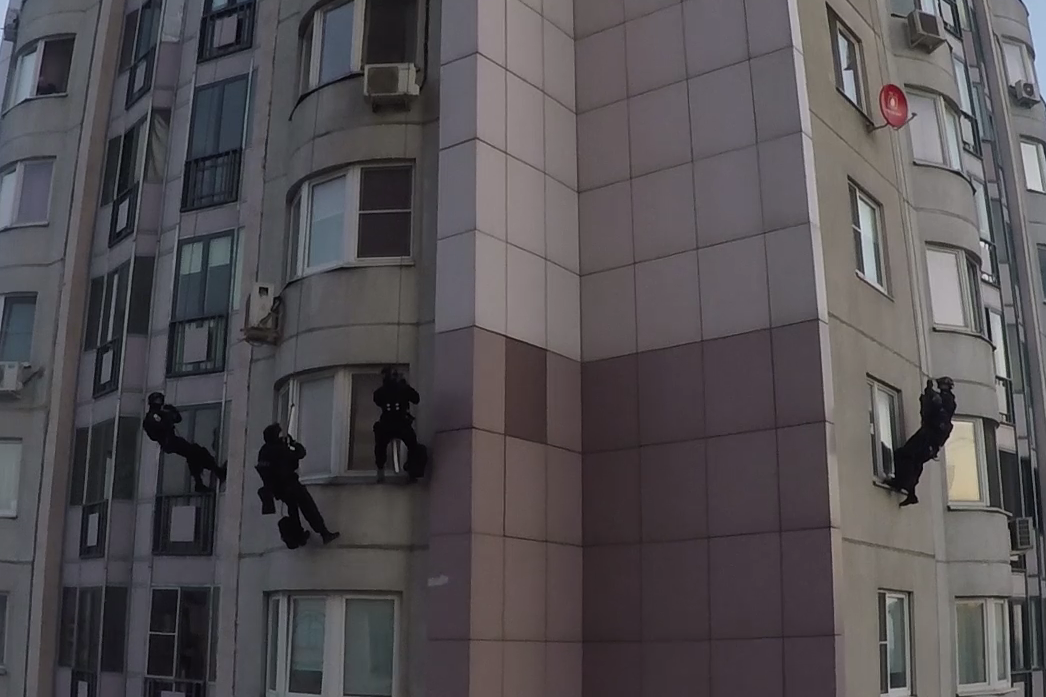 Задержание подозреваемых в организации незаконной миграции в Москве попало на видео