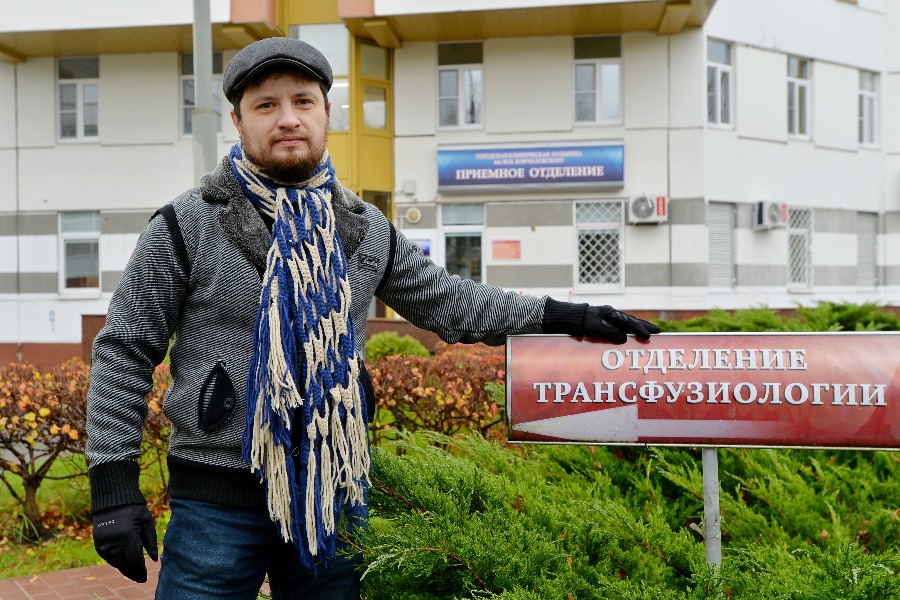 Москвич Павел Кащаев, после того как в апреле переболел коронавирусом, решил стать донором плазмы. Таким образом он поможет другим людям, которые сейчас борются за свою жизнь. Он уже неоднократно посещал отделение трансфузиологии городской клинической больницы в Зеленограде