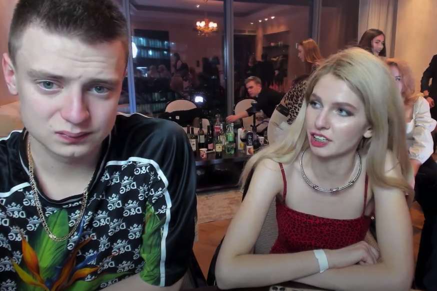 Блогер разбил девушке лицо об стол во время прямой трансляции