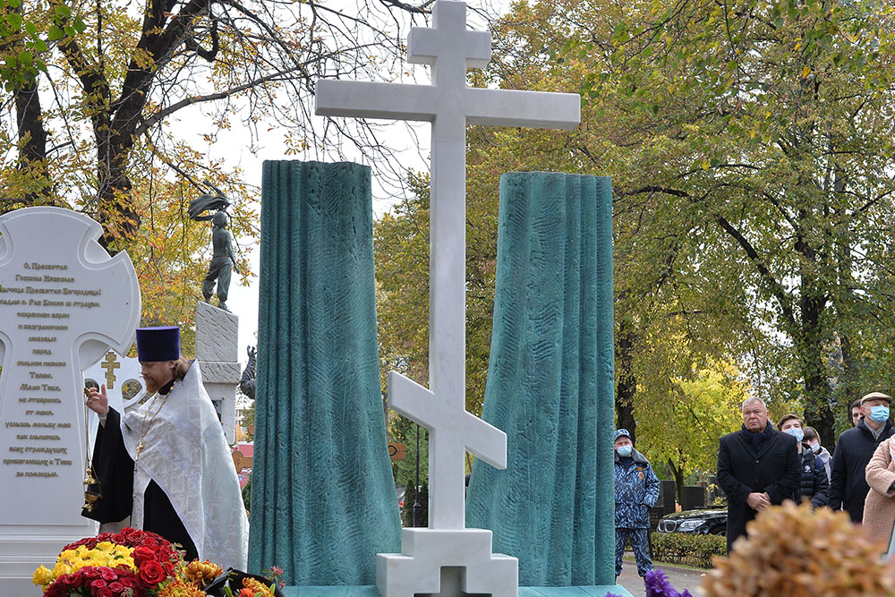 Открытие памятника режиссеру Марку Захарову прошло на Новодевичьем кладбище 