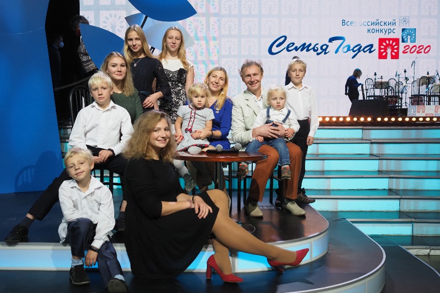 Победителем конкурса в одной из номинаций стала семья Терехиных. За столом мама Марина с дочкой Лизой на руках и папа Вячеслав с сыном Митей, справа от них Петр. На переднем плане старшая дочь Наталья, слева от нее Александр, за его спиной — Василий, Анна, Екатерина и Светлана