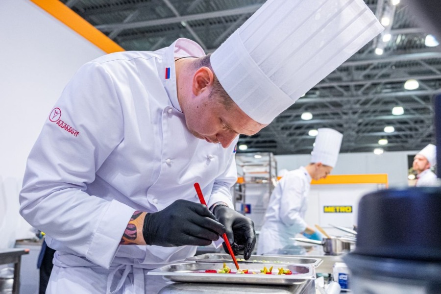 Шеф-повар московского ресторана Виктор Белей готовит конкурсное блюдо на кулинарном соревновании Bocuse d’Or