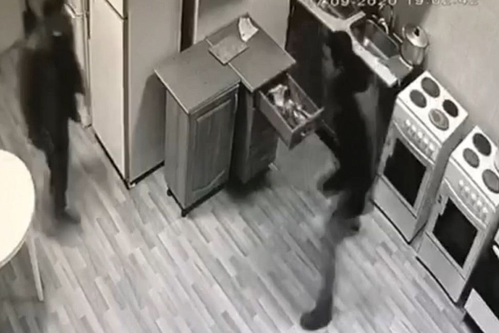 Мужчина ударил ножом знакомого в столичном хостеле