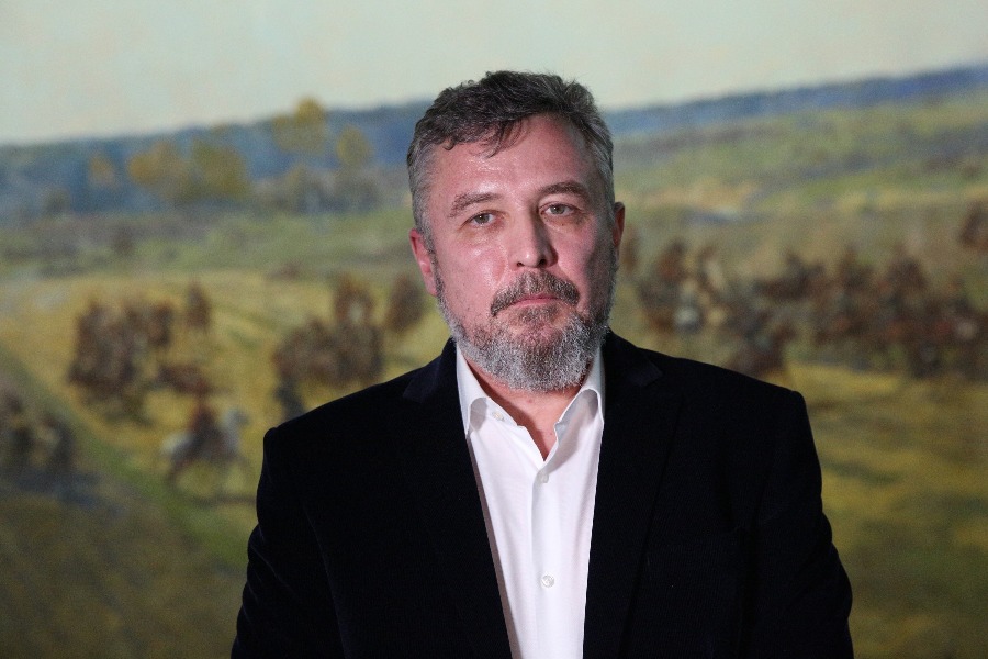 Музей «Бородинская битва» находится на Кутузовском проспекте, а его директор Владимир Преснов (на фото) живет на противоположном конце Мос квы. Поэтому вагон метро каждый день как минимум два часа служит ему рабочим кабинетом. 